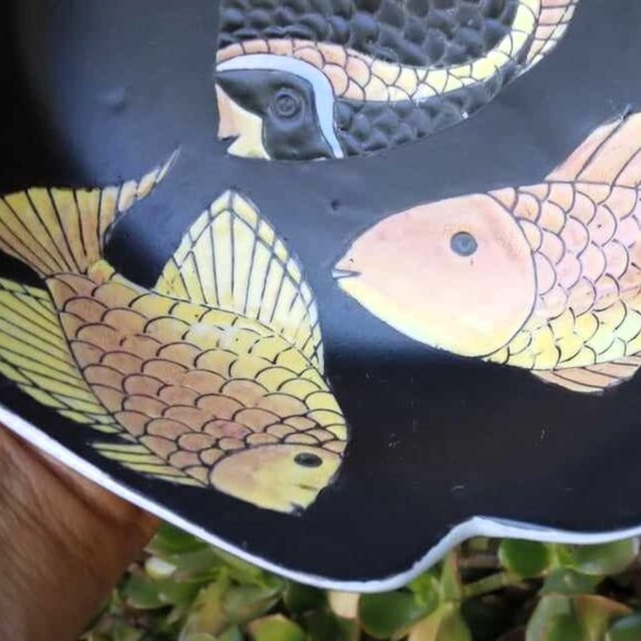Vintage Porcelain Chinese Black Bowl with Raised Tropical Fish Designs - Picture 9 of 10